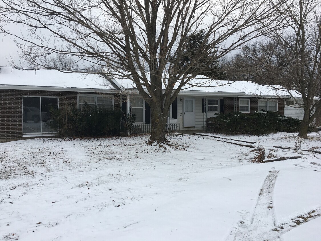 Foto principal - 5 Bedroom, 2.5 bath house with detached large garage.