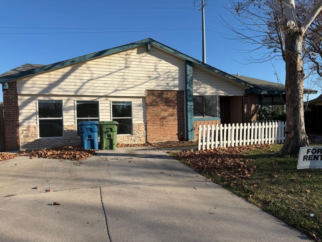 Photo - 2320 Montclair Cir (Carrollton, TX)