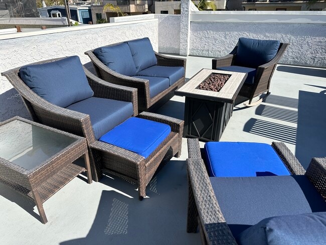 Building Photo - 837 Bard St