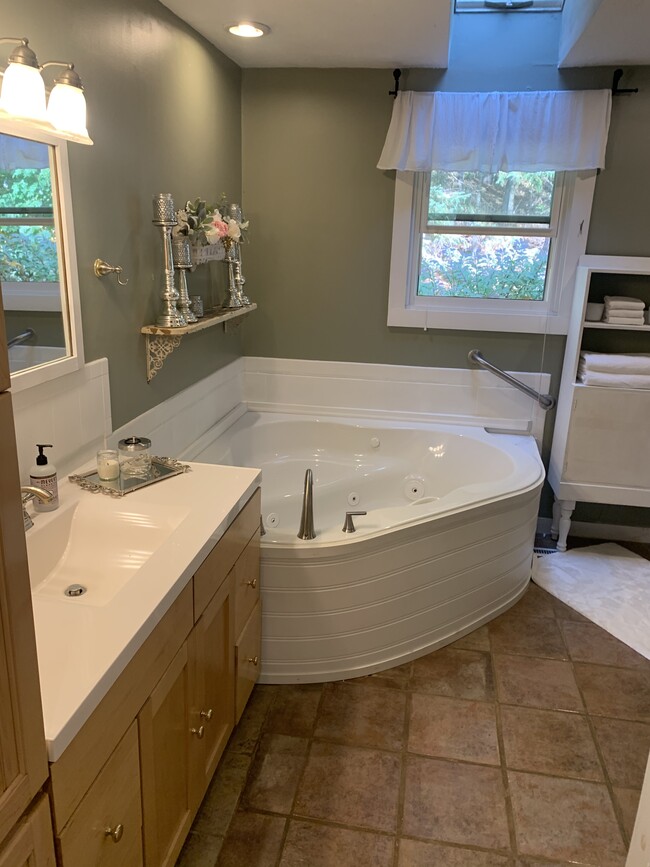 Jacuzzi bathtub - 32 Muddy Pond Rd