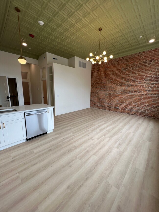 Foto del edificio - 113 E Broadway St