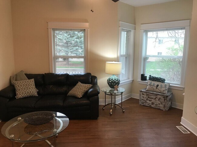 Foto del edificio - 4 Bedroom, 2 Bath Home available July 2025...