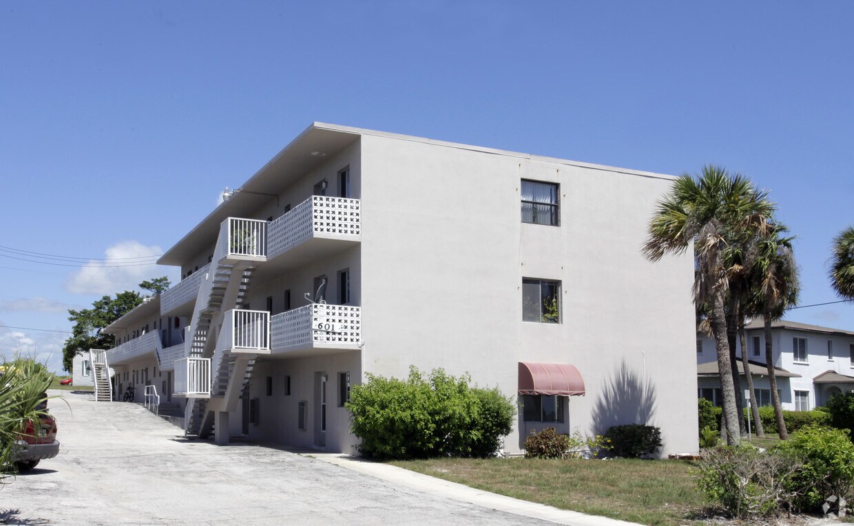 601 S Indian River Dr, Fort Pierce, FL 34950 Apartments in Fort