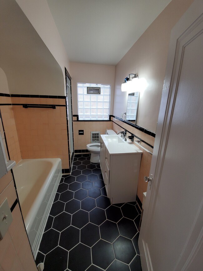 Foto del edificio - 18106 Cherrylawn St
