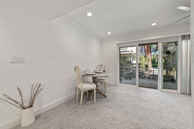 Building Photo - Modern Updated 1 Bedroom 1 Bath Condo with...