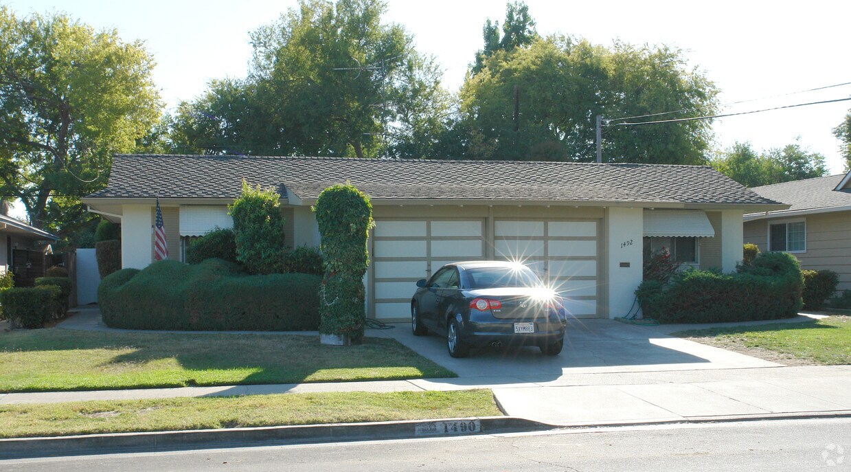 Primary Photo - 1490-1492 Merry Ln