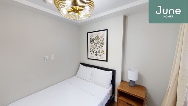 Building Photo - ROOM ONLY in 3-bed/1.0-bath Home