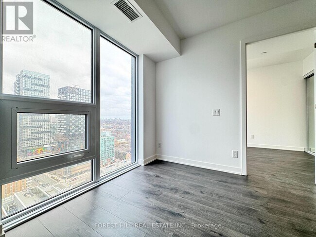 Photo du bâtiment - 100 Queen St E
