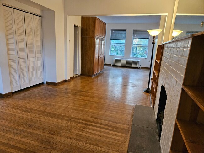Beautiful hard wood floors, high ceilings, great windows, open floor plan, built ins - 1814 Shady Ave