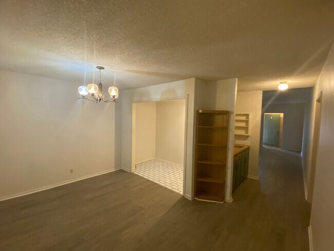 Foto del edificio - 6-month lease! Spacious 2 bedroom 2 bath Townhome near Goodfellow base AVAILABLE NOW!