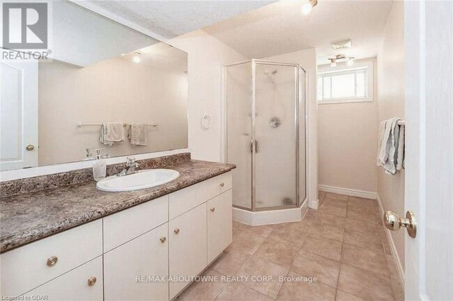 Photo du bâtiment - 7 Clairfields Dr W