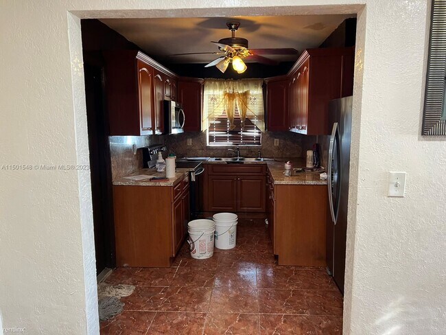 Foto del edificio - 3 br, 2 bath House - 15310 NW 32nd Ave # 0