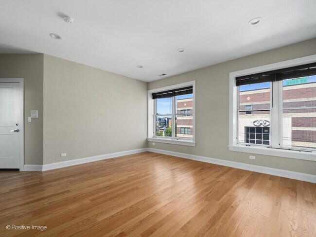 Foto del edificio - 2329 W Chicago Ave
