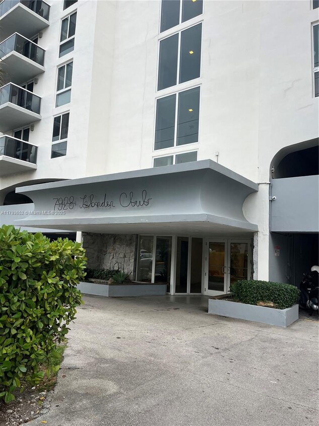 Foto del edificio - 7928 West Dr