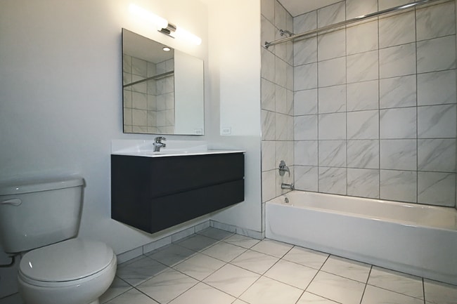 Building Photo - 865 N La Salle Dr