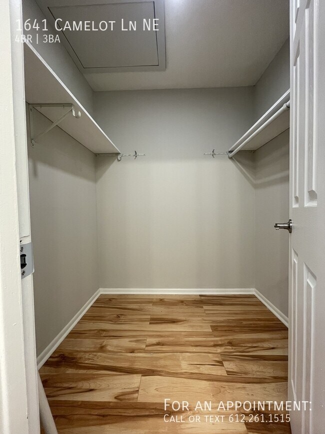 Foto del edificio - 1641 Camelot Ln NE