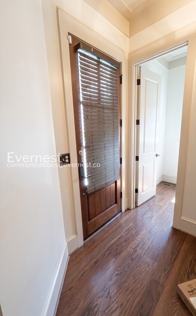 Foto del edificio - 4-Bed/3.5-Bath Spacious Townhome with Fenced Yard and Garage/Available Now!