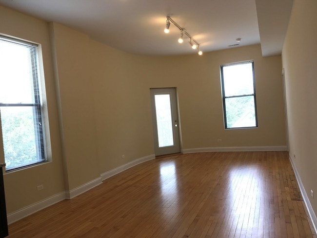 Photo - 4053 N Leavitt St Apartments