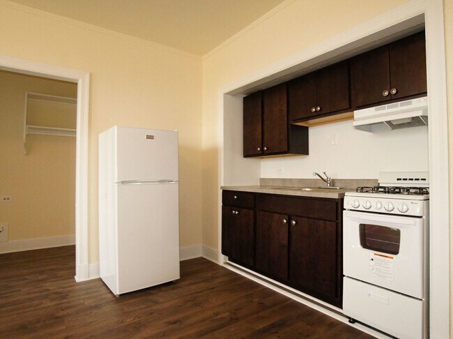 Building Photo - 3335 W Diversey Ave