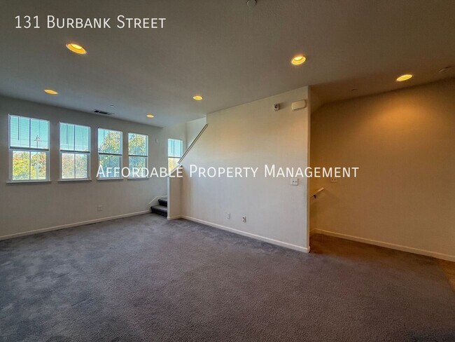 Building Photo - 131 Burbank St