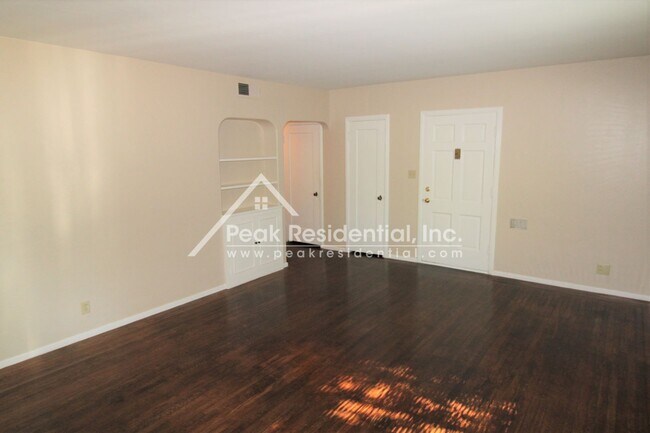 Building Photo - East Sacramento 2/1 Duplex With 1 Car Gara...
