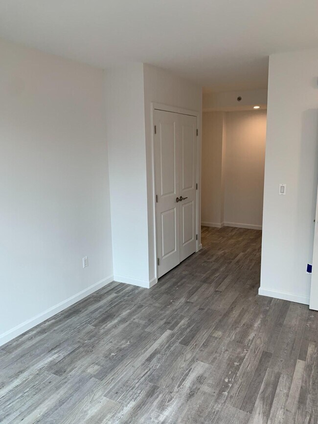 Building Photo - 433 W 53rd St