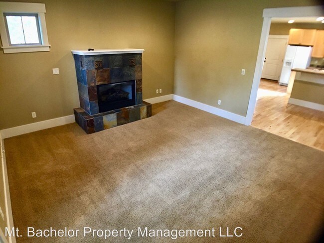 Building Photo - 4 br, 3 bath Apartment - 964 SW Hill st