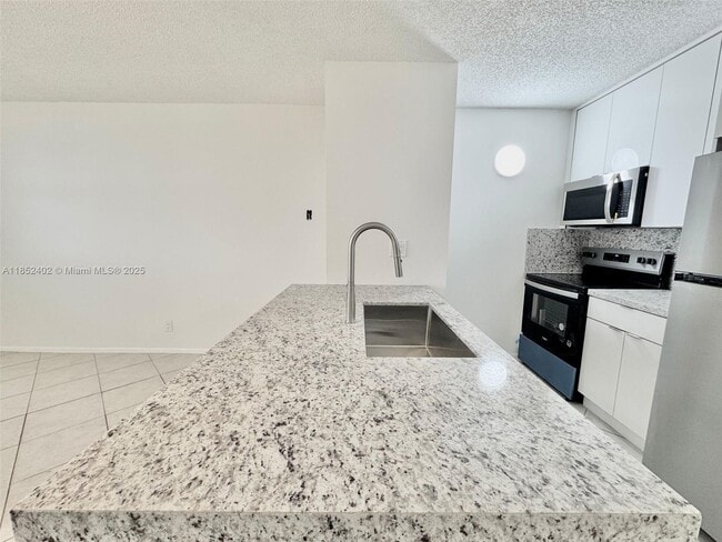 Building Photo - 2401 Riverside Dr