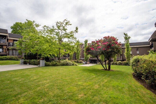 Photo du bâtiment - 720 Queens Ave