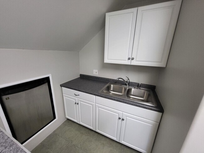 Building Photo - Studio loft next to UCO campus with deck and fenced yard