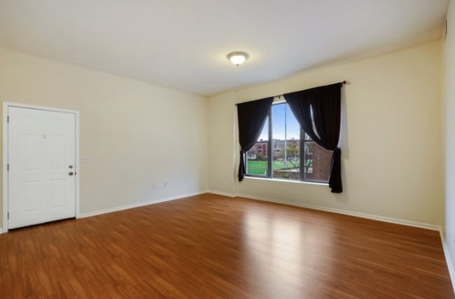 Building Photo - 885 N Marshfield Ave