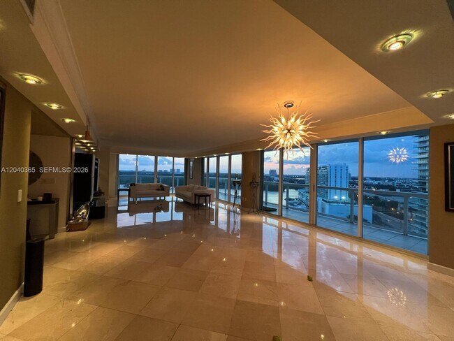 Building Photo - 16500 Collins Ave