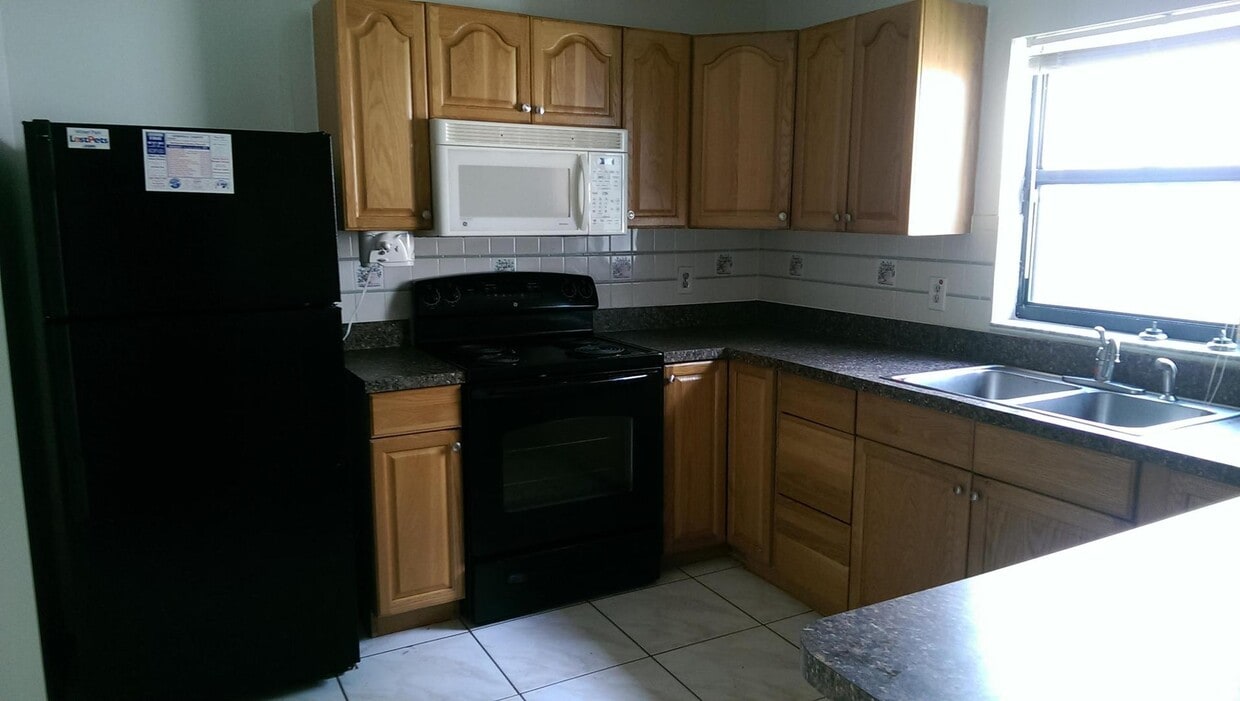 Foto del edificio - Great 3 BR home - Fenced Back Yard - A rat...