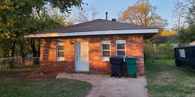 Primary Photo - 1813 1/2 E Madison