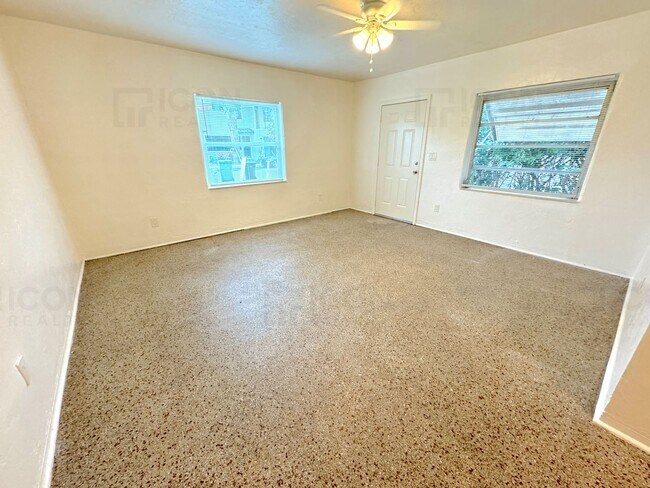 Foto del edificio - 501 SE 12th Ct