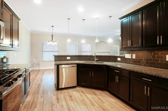 Foto del edificio - 5876 Blevins Cir