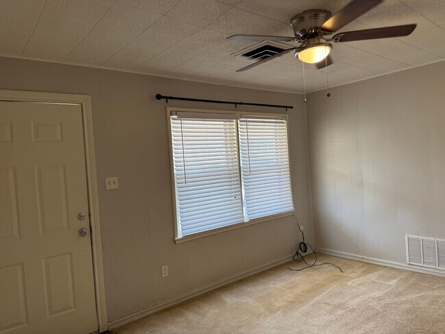 Building Photo - 2 bedroom, 1 bath ready to call home TODAY!