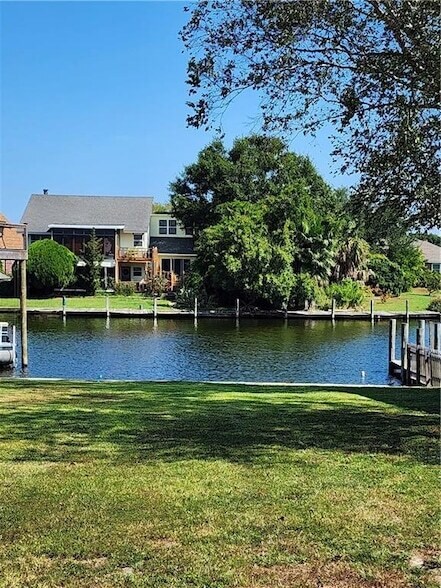 Building Photo - 870 Marina Dr