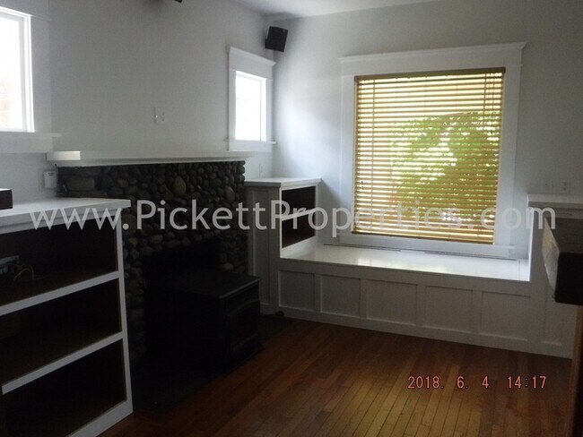 Building Photo - Charming 3+ Bedroom home in Keyport *Short...