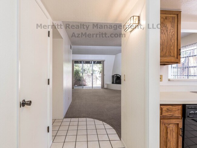 Building Photo - Townhome near Swan and Sunrise with washer...