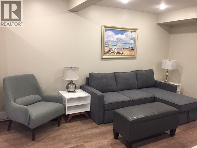 Photo du bâtiment - LOWER LVL-2883 DOLLARTON HIGHWAY