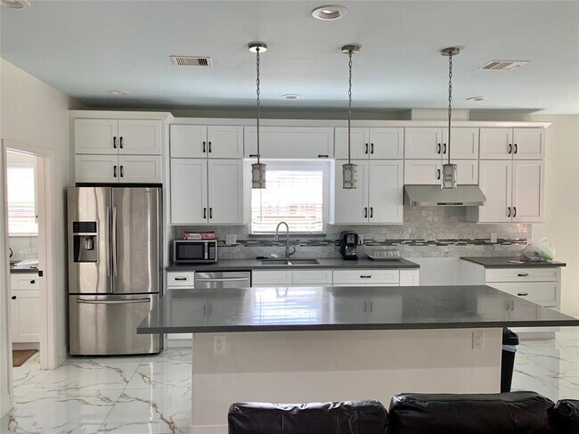 Building Photo - 5510 Teakwood Dr