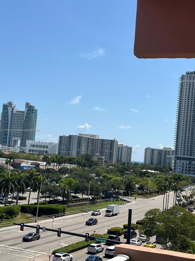 Foto del edificio - 2200 E Hallandale Beach Blvd
