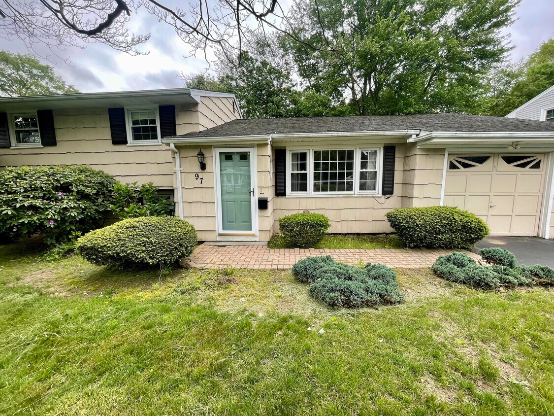 Primary Photo - 97 Pepperidge Cir