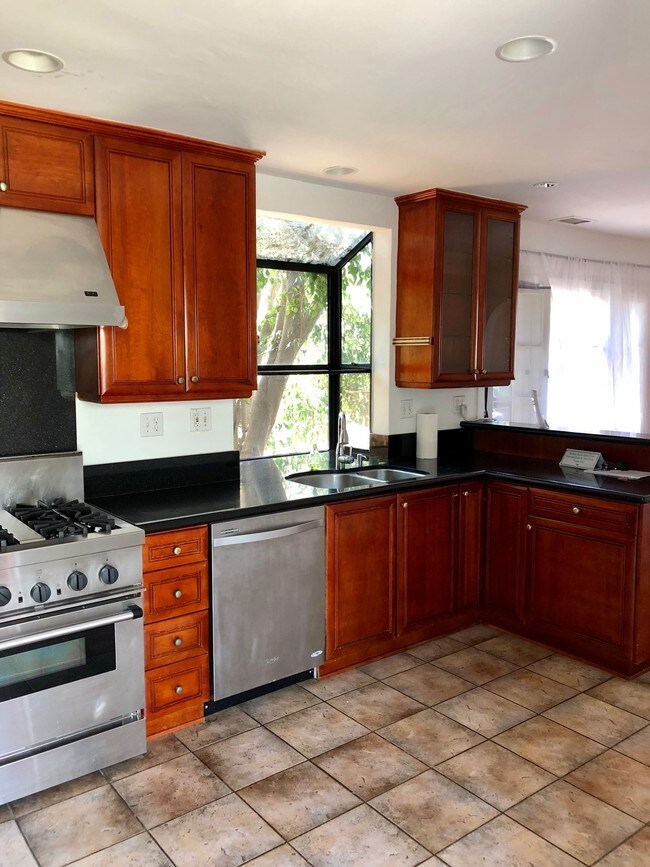 Building Photo - 2310 Manning Ave