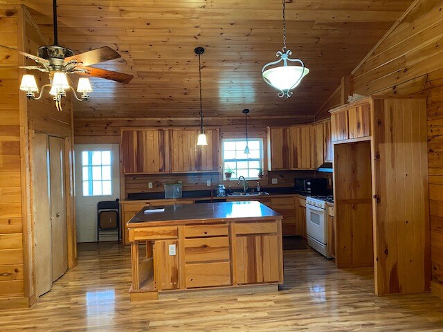 Building Photo - Kentucky Log Home