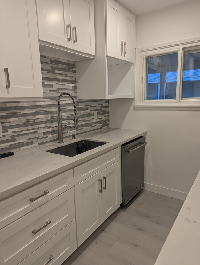 Foto del edificio - 1906 N Hollywood Way