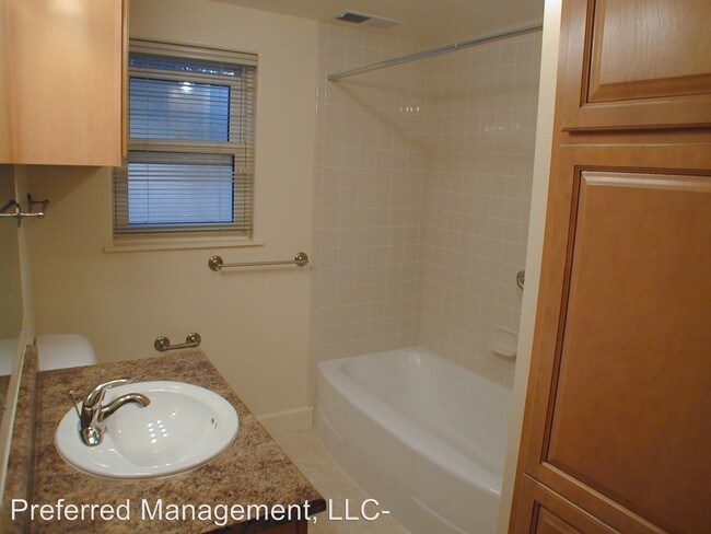 Building Photo - 2601 Henderson Dr