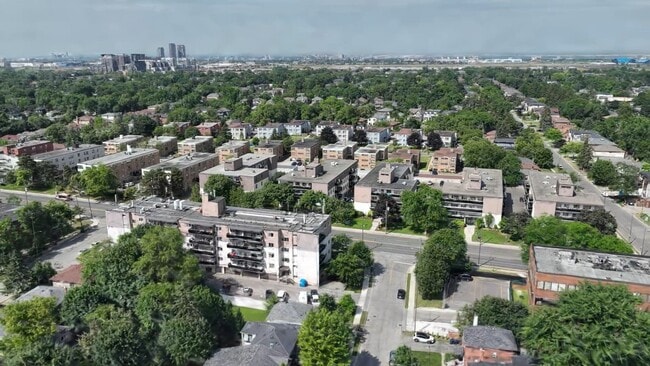  - 3890 Bathurst