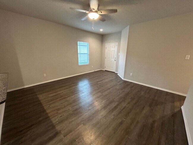 Building Photo - AVAILABLE NOW! 3 Bedroom / 2 Bath Home Nea...